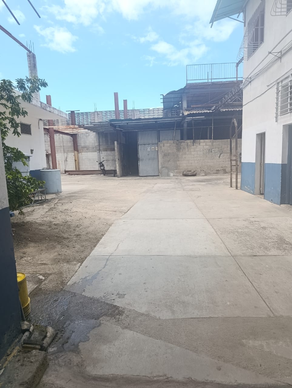 Excelente Edificio Industrial y Locales Comerciales 