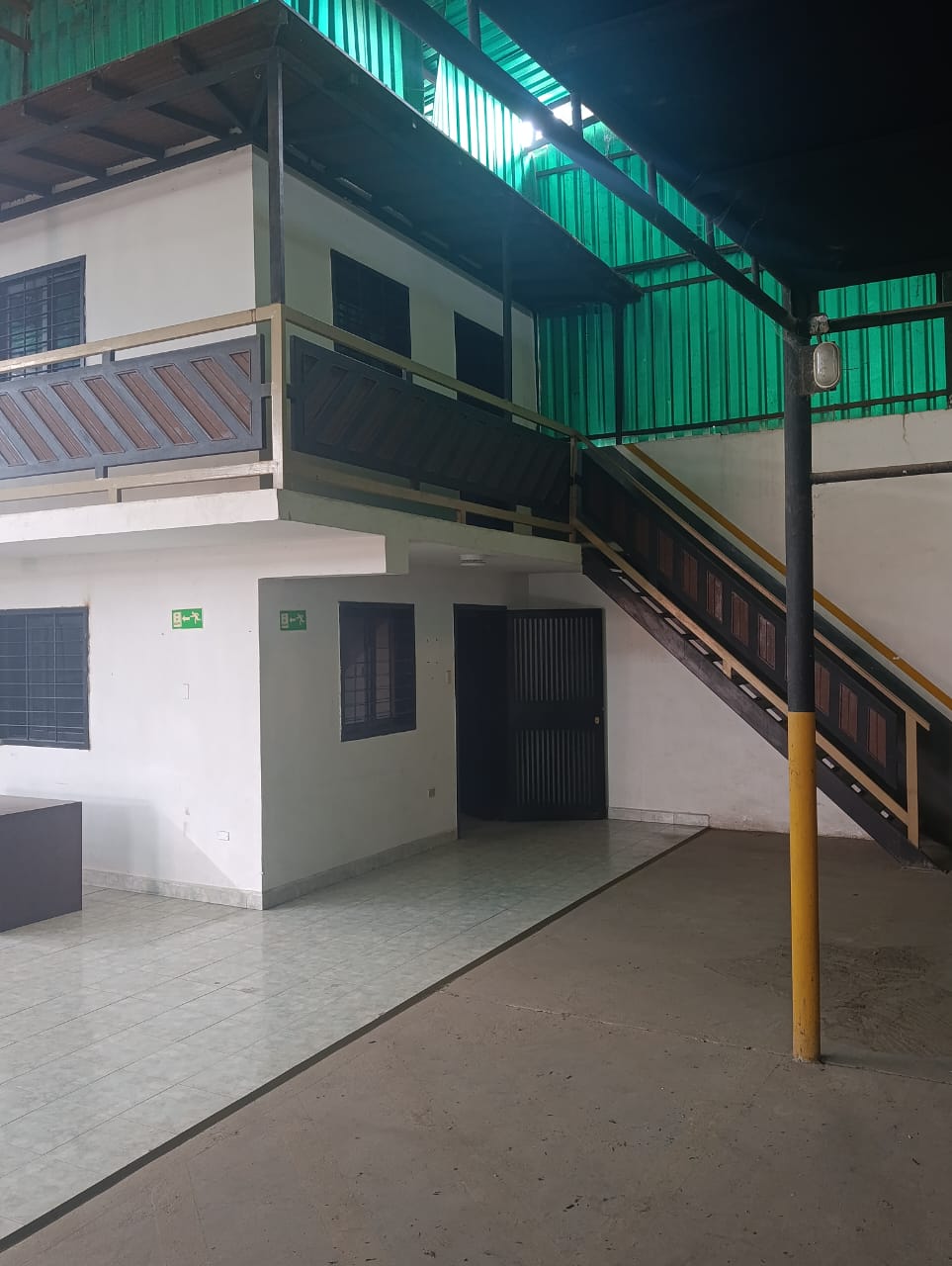 Amplio Galpón Industrial / Comercial