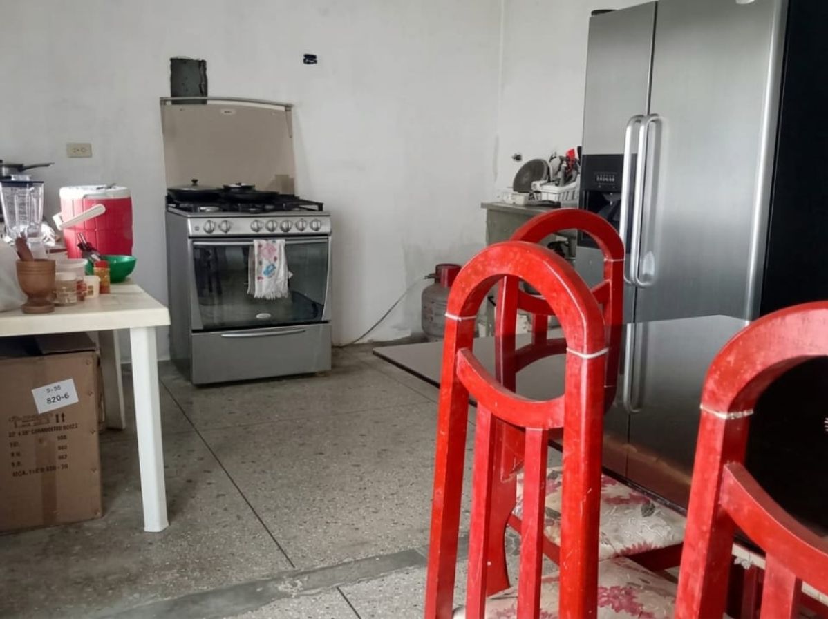 Ofrece en Venta Casa con Ambientes en Gris para Remodelar, Ubicada en la Urb. El Morro II, San Diego, Carabobo.