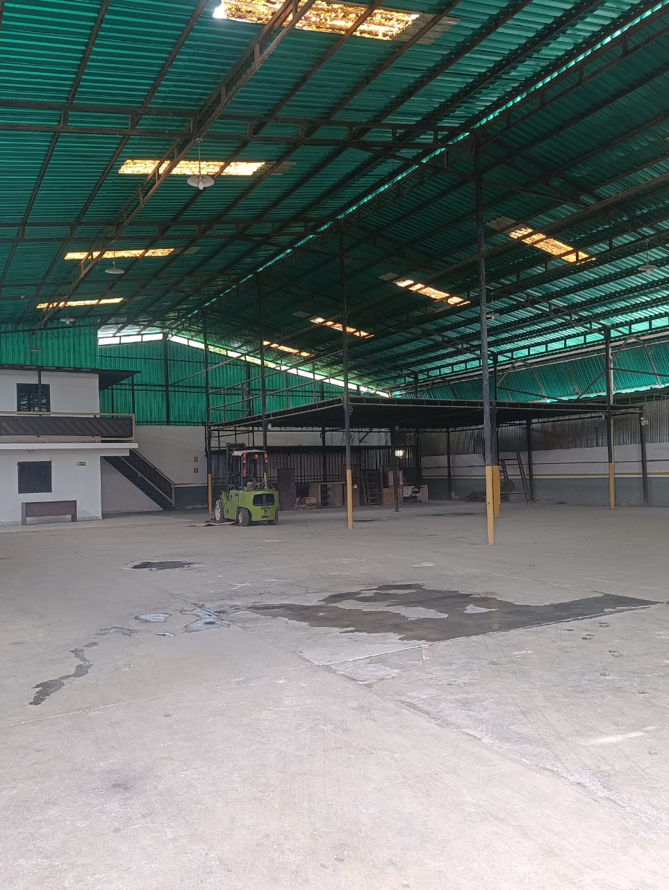 Amplio Galpón Industrial / Comercial